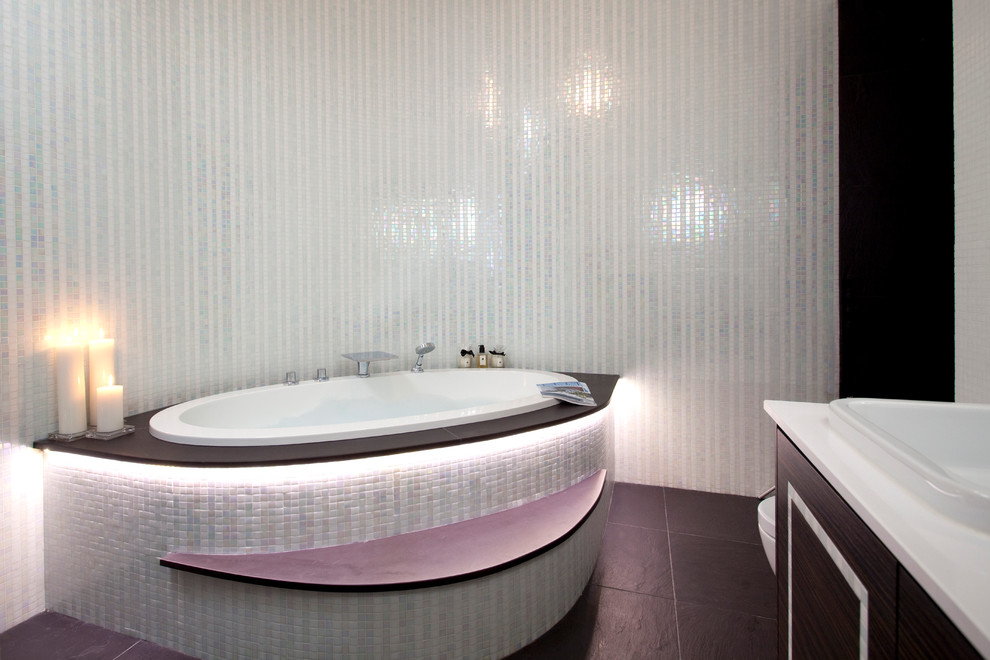 Mittelgroßes Eklektisches Badezimmer mit Einbauwaschbecken, dunklen Holzschränken, Eckdusche, grünen Fliesen, Keramikfliesen, weißer Wandfarbe und Keramikboden in London