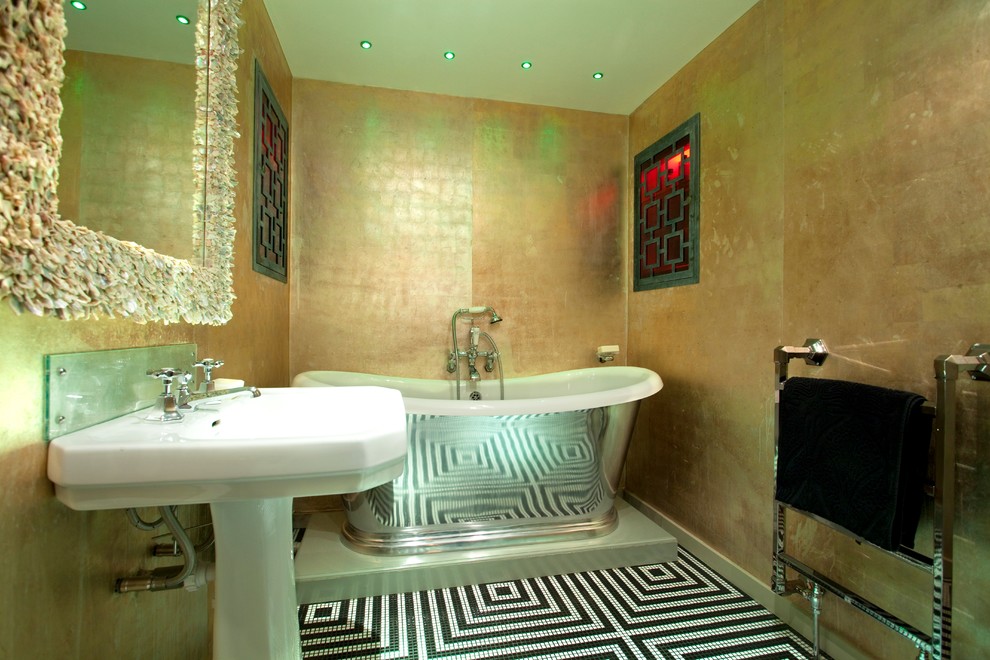 Mittelgroßes Stilmix Duschbad mit Waschtischkonsole, verzierten Schränken, freistehender Badewanne, Toilette mit Aufsatzspülkasten und Mosaik-Bodenfliesen in London