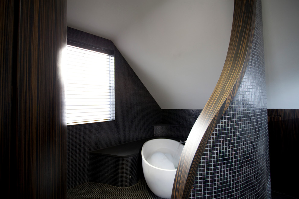 Пример оригинального дизайна: большая главная ванная комната в современном стиле с раковиной с несколькими смесителями, столешницей из дерева, двойным душем, черной плиткой, белыми стенами, полом из керамической плитки и унитазом-моноблоком