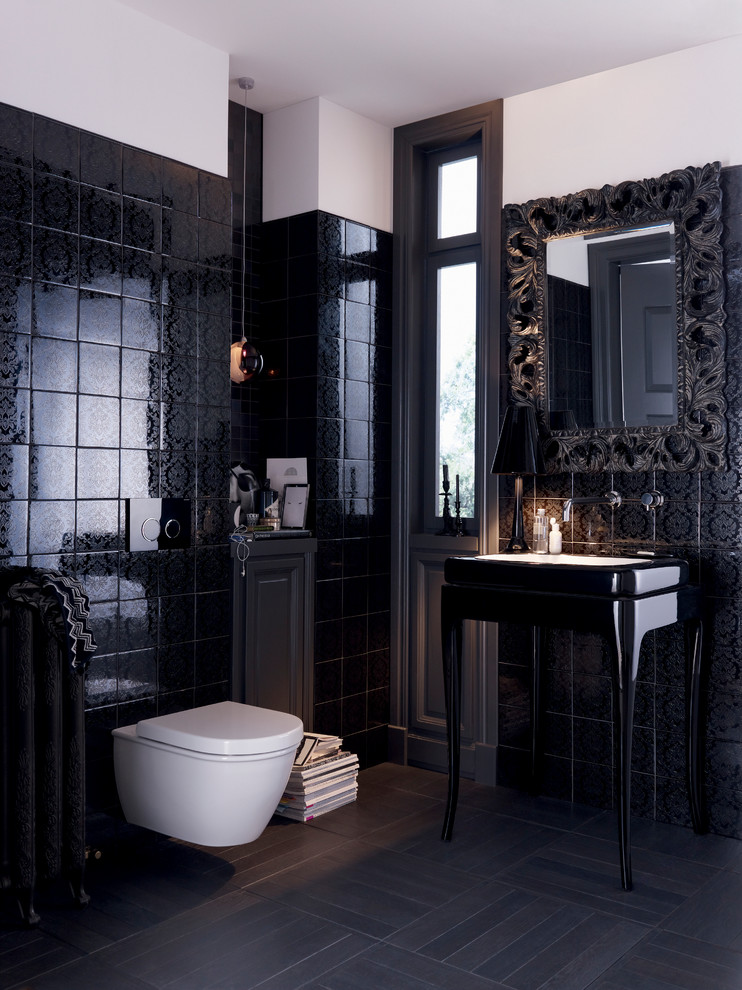 Bild på ett litet funkis badrum med dusch, med träbänkskiva, svart kakel, ett konsol handfat, en vägghängd toalettstol, flerfärgade väggar och keramikplattor
