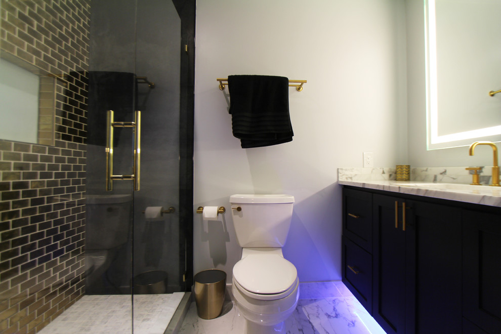 Idéer för mellanstora funkis badrum med dusch, med skåp i shakerstil, svarta skåp, en toalettstol med separat cisternkåpa, svart kakel, porslinskakel, vita väggar, klinkergolv i porslin, ett undermonterad handfat, marmorbänkskiva, vitt golv och dusch med gångjärnsdörr