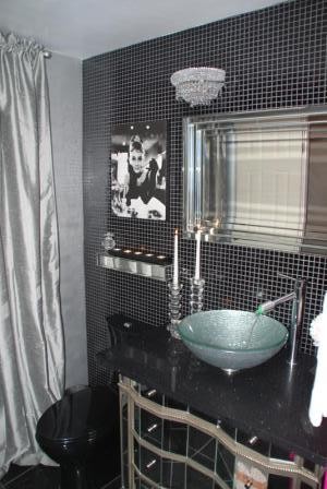ニューヨークにあるエクレクティックスタイルのおしゃれな浴室の写真
