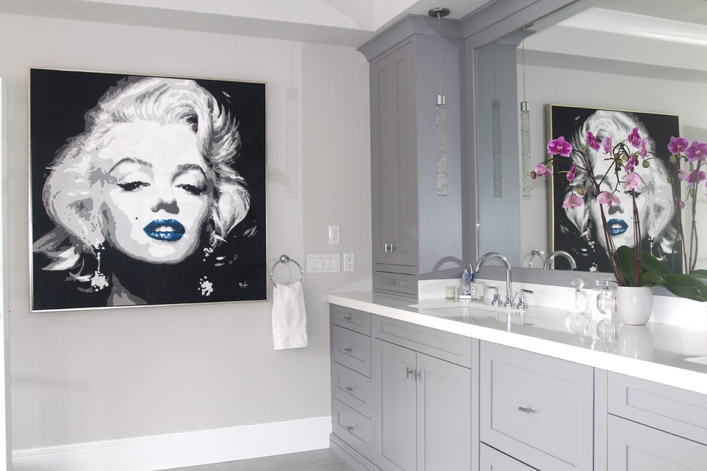 Exempel på ett mellanstort klassiskt en-suite badrum, med skåp i shakerstil, grå skåp, en toalettstol med hel cisternkåpa, grå väggar, ett undermonterad handfat, bänkskiva i akrylsten, grå kakel, porslinskakel och klinkergolv i porslin