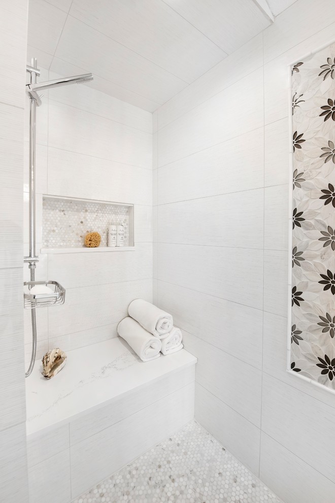 Ispirazione per una stanza da bagno padronale design con doccia ad angolo, piastrelle bianche, piastrelle in gres porcellanato e porta doccia a battente