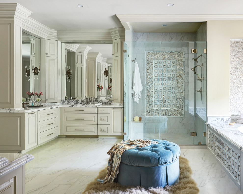 Klassisches Badezimmer En Suite mit profilierten Schrankfronten, beigen Schränken, Duschnische, beiger Wandfarbe, Unterbauwaschbecken und Falttür-Duschabtrennung in Houston