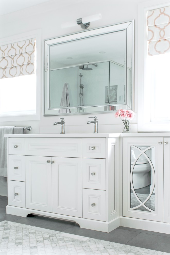 Idéer för att renovera ett stort vintage vit vitt en-suite badrum, med luckor med glaspanel, vita skåp, ett fristående badkar, vita väggar, klinkergolv i porslin, ett undermonterad handfat, bänkskiva i kvarts och grått golv