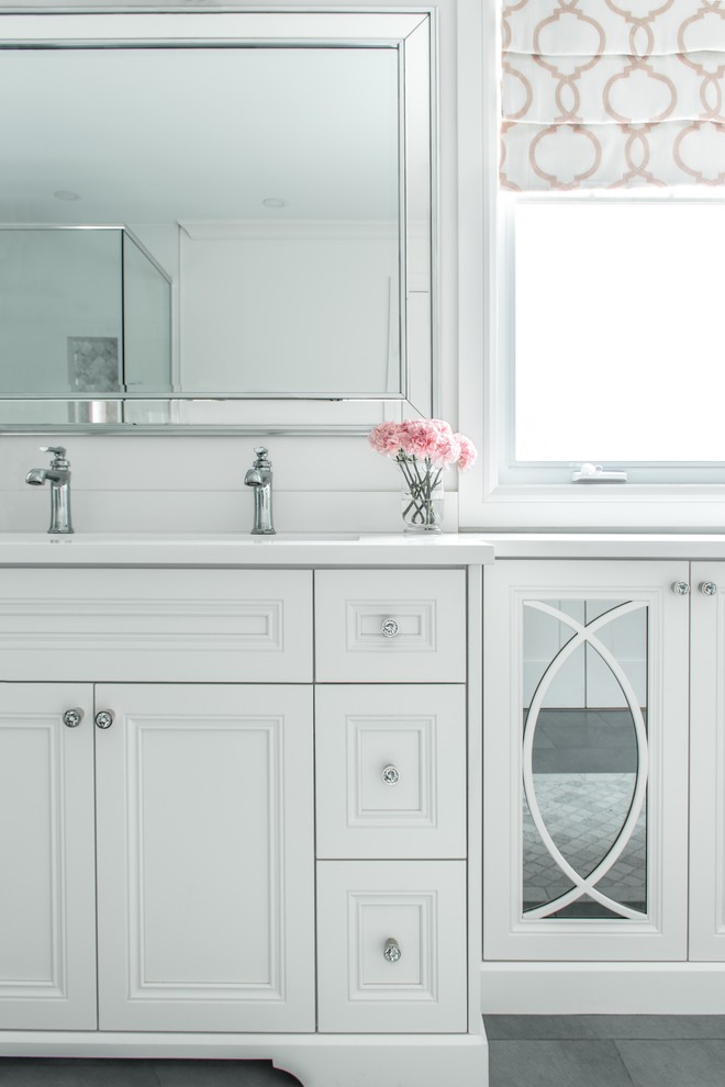 Idéer för stora vintage vitt en-suite badrum, med luckor med glaspanel, vita skåp, ett fristående badkar, vita väggar, klinkergolv i porslin, ett undermonterad handfat, bänkskiva i kvarts och grått golv