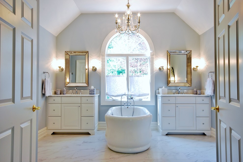 Idéer för ett klassiskt en-suite badrum, med luckor med upphöjd panel, vita skåp, ett fristående badkar och grå väggar