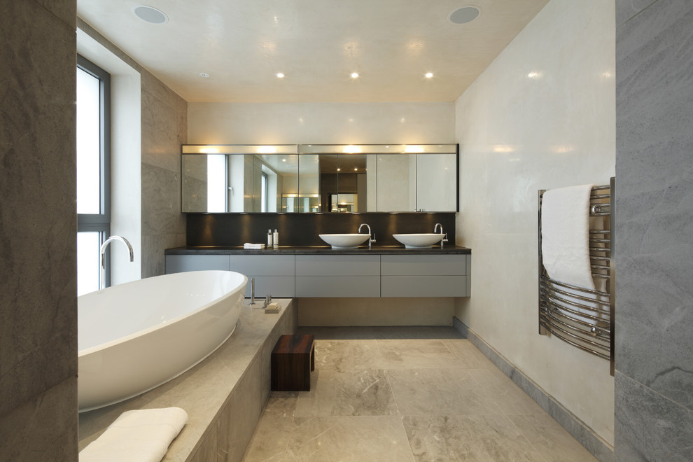 Cette photo montre une salle de bain moderne avec une vasque.