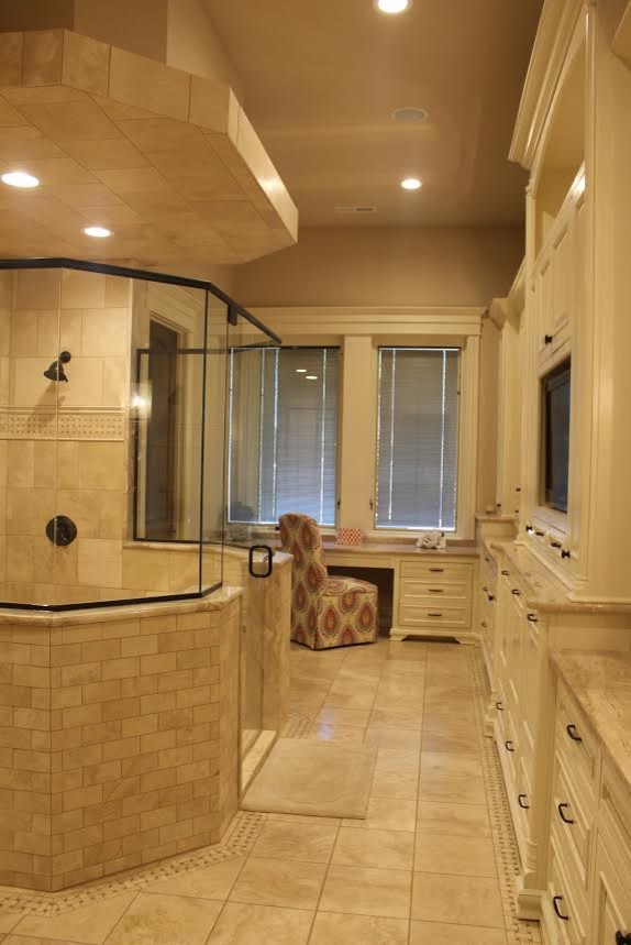 Inspiration för stora klassiska en-suite badrum, med marmorbänkskiva, en öppen dusch, beige kakel, porslinskakel och klinkergolv i porslin