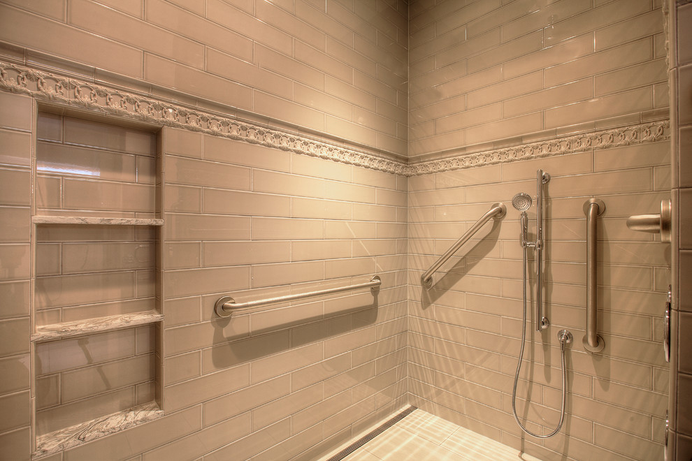 Стильный дизайн: большая главная ванная комната в современном стиле с фасадами цвета дерева среднего тона, душем без бортиков, раздельным унитазом, керамогранитной плиткой, врезной раковиной, столешницей из искусственного кварца и открытым душем - последний тренд