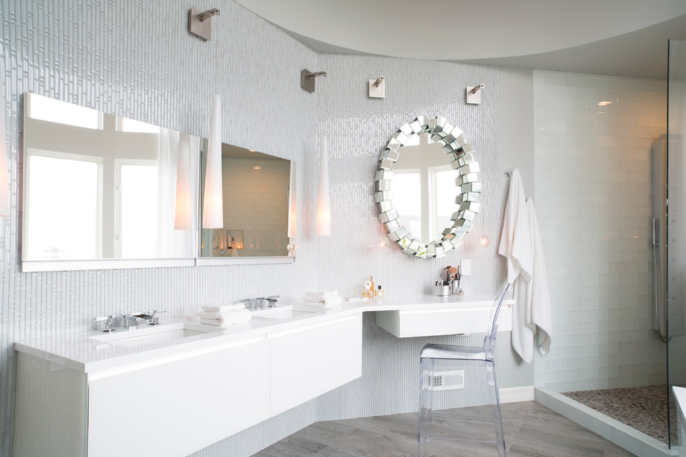 Réalisation d'une salle de bain principale design avec un lavabo encastré, des portes de placard blanches, une douche d'angle, un carrelage blanc, un carrelage en pâte de verre, un sol en carrelage de porcelaine et un placard à porte plane.