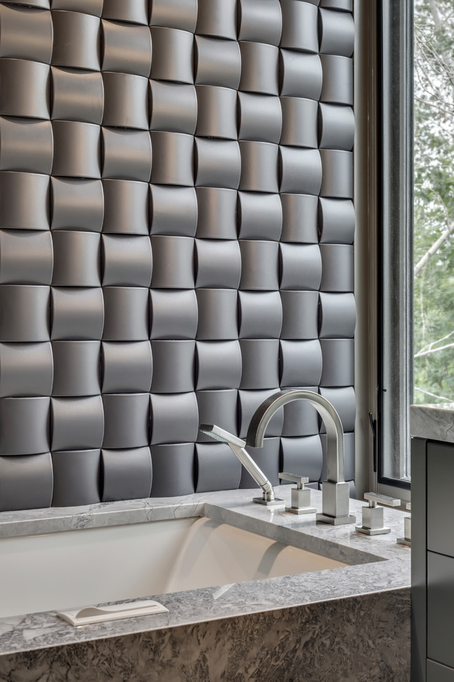 Foto di una stanza da bagno design con piastrelle marroni