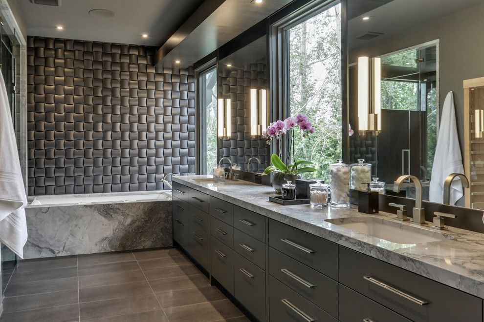 Idéer för ett modernt grå en-suite badrum, med släta luckor, grå skåp, ett undermonterat badkar, ett undermonterad handfat, marmorbänkskiva och grått golv