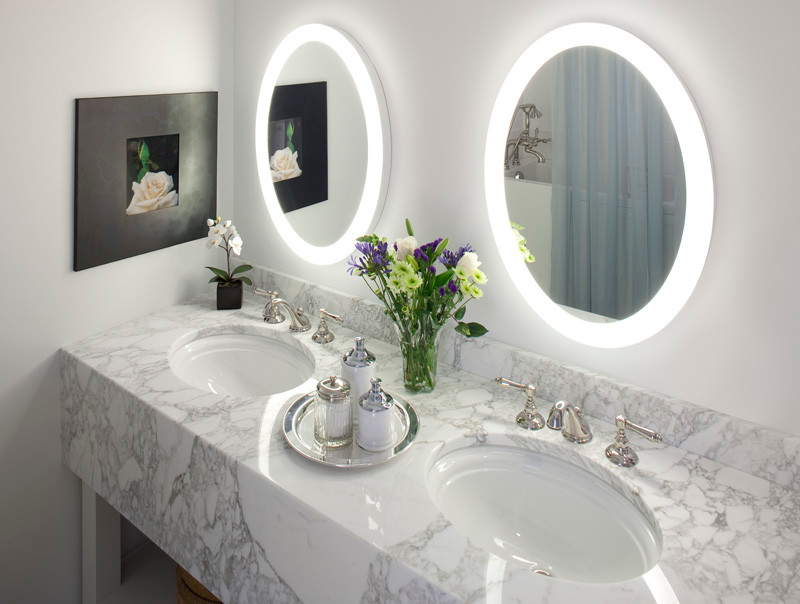 Idéer för funkis badrum, med ett badkar i en alkov, en dusch/badkar-kombination, grå kakel, vit kakel, stenhäll, grå väggar, ett undermonterad handfat, marmorbänkskiva och dusch med duschdraperi