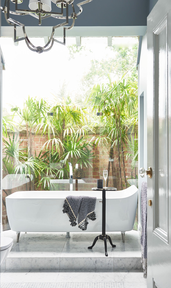 Klassisches Badezimmer En Suite mit freistehender Badewanne, blauer Wandfarbe und Marmorboden in Sydney