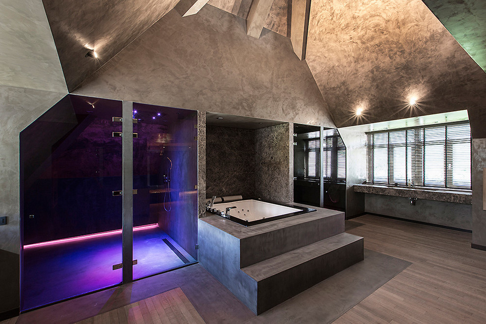 Diseño de cuarto de baño principal contemporáneo con bañera encastrada, ducha a ras de suelo, paredes grises, suelo de madera oscura y ventanas