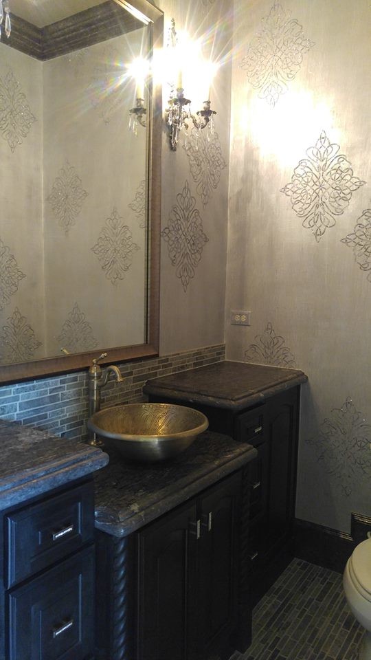 Klassisk inredning av ett litet badrum med dusch, med möbel-liknande, skåp i mörkt trä, en toalettstol med separat cisternkåpa, flerfärgad kakel, stenkakel, flerfärgade väggar, skiffergolv, ett fristående handfat och granitbänkskiva
