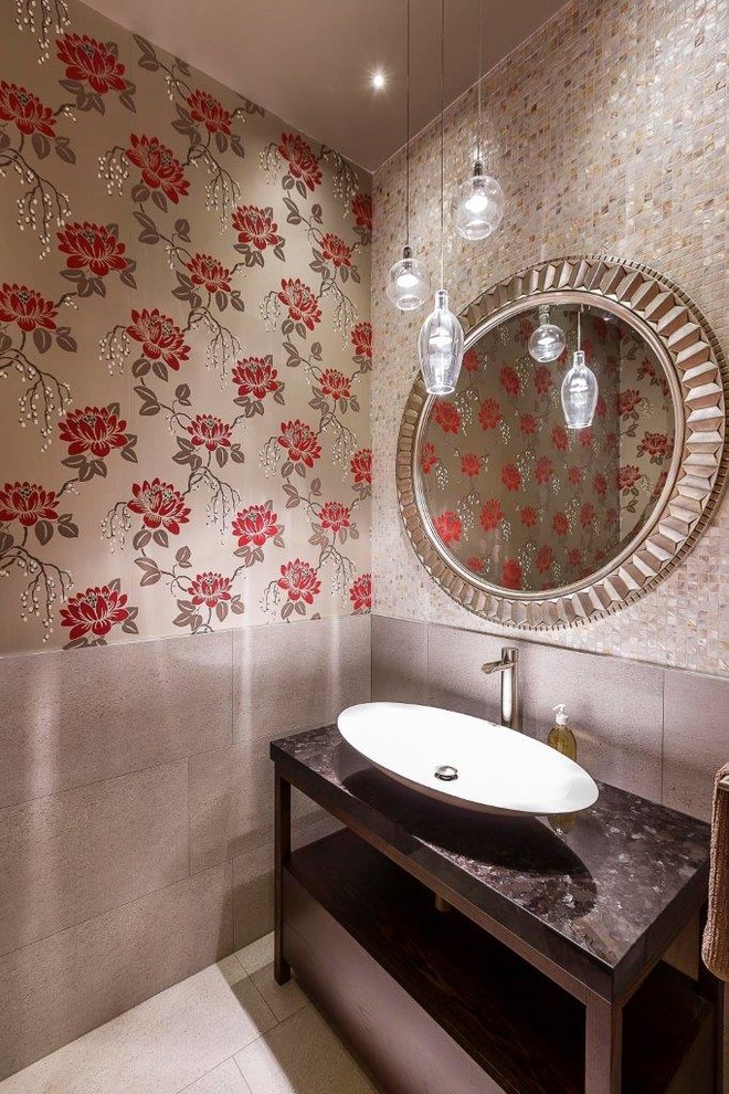Idées déco pour une salle de bain craftsman en bois brun de taille moyenne avec une vasque, un placard à porte plane, un plan de toilette en granite, WC à poser, un carrelage gris, des carreaux de porcelaine, un mur rouge et un sol en carrelage de porcelaine.