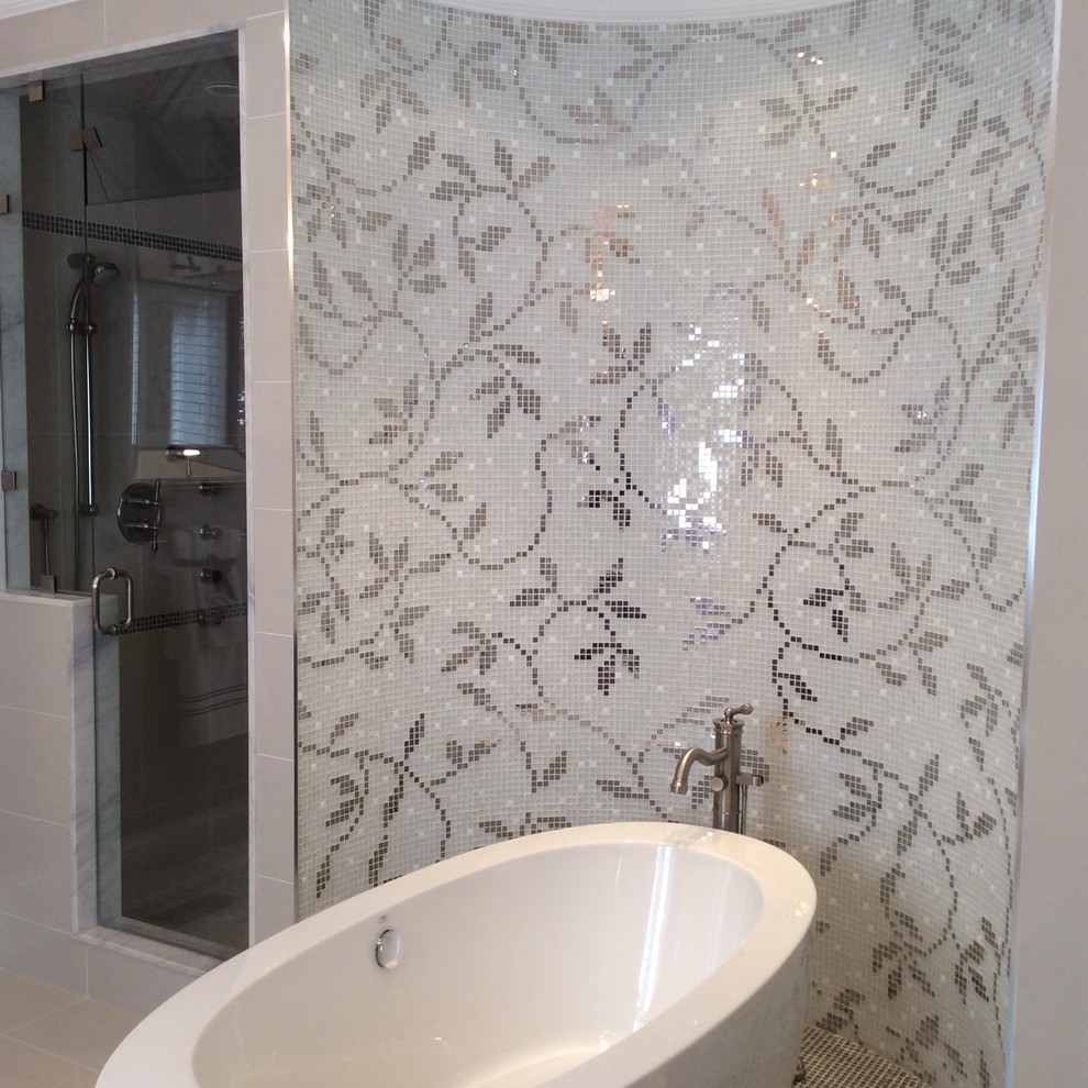 Réalisation d'une salle de bain principale design de taille moyenne avec un plan de toilette en marbre, une baignoire indépendante, une douche double, WC séparés, un carrelage blanc, mosaïque, un mur gris et un sol en marbre.
