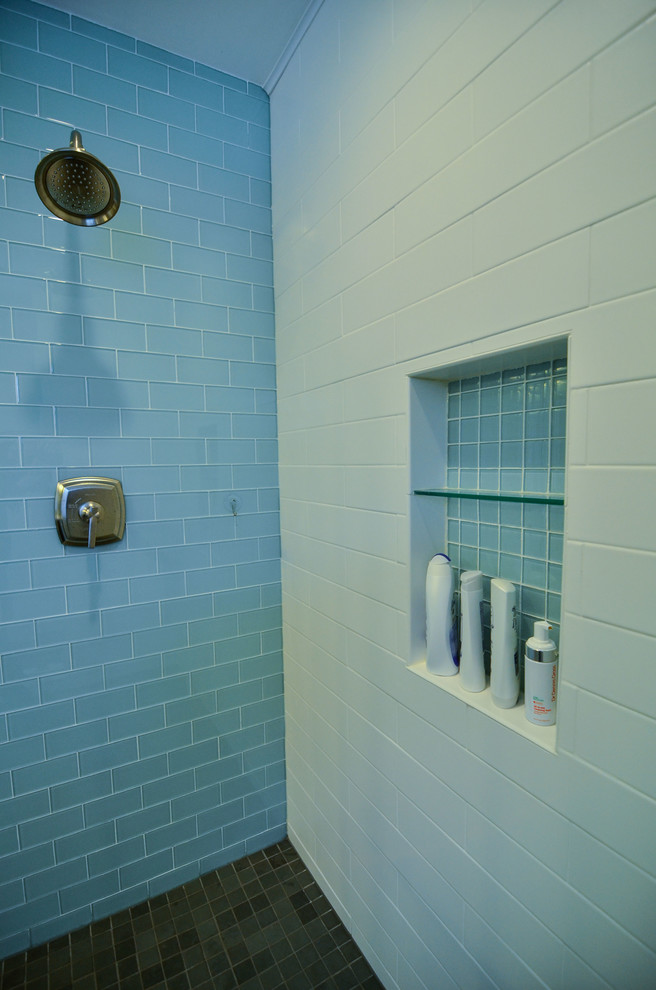 Свежая идея для дизайна: большая главная ванная комната в стиле модернизм с врезной раковиной, фасадами в стиле шейкер, темными деревянными фасадами, столешницей из кварцита, открытым душем, синей плиткой, стеклянной плиткой, синими стенами и полом из сланца - отличное фото интерьера