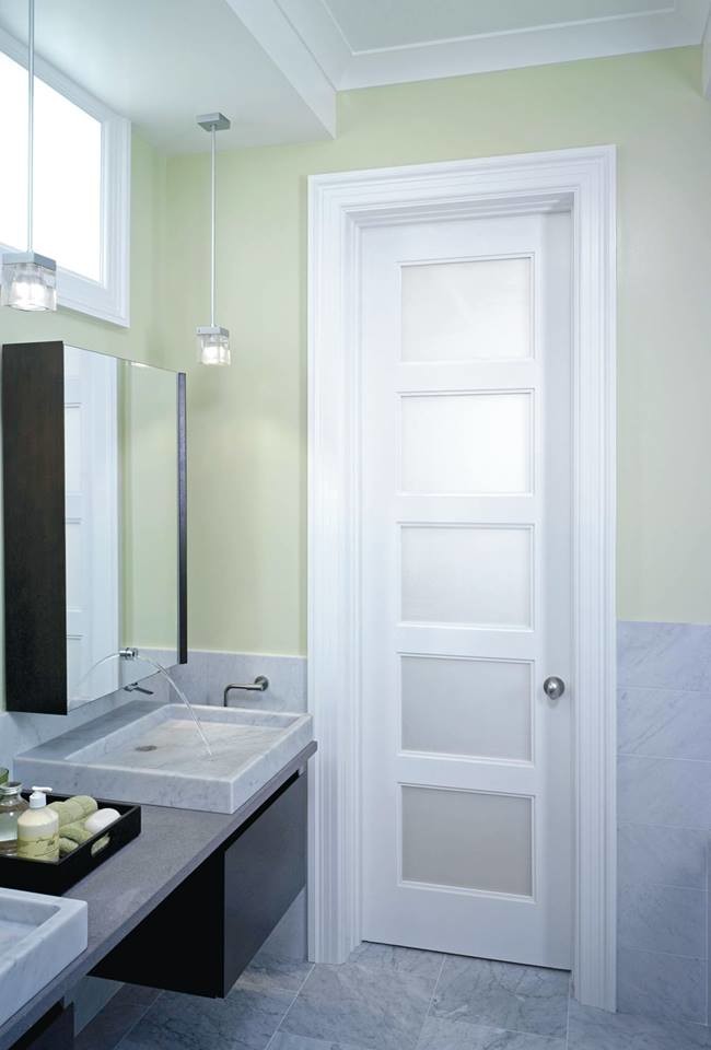 Cette photo montre une petite salle de bain principale tendance avec un placard à porte plane, des portes de placard noires, un mur vert, un sol en carrelage de céramique, une vasque, un plan de toilette en béton, un sol gris et un plan de toilette gris.
