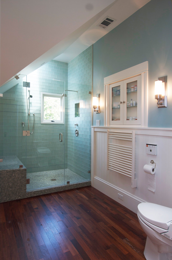 Inspiration för ett mellanstort funkis en-suite badrum, med vita skåp, en hörndusch, tunnelbanekakel, blå väggar, mörkt trägolv och luckor med glaspanel