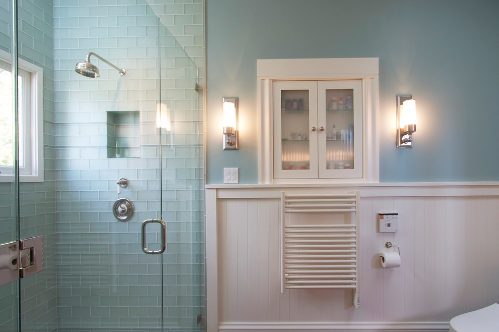 Inspiration för ett mellanstort funkis en-suite badrum, med vita skåp, en hörndusch, en toalettstol med separat cisternkåpa, tunnelbanekakel, blå väggar, mörkt trägolv och luckor med glaspanel