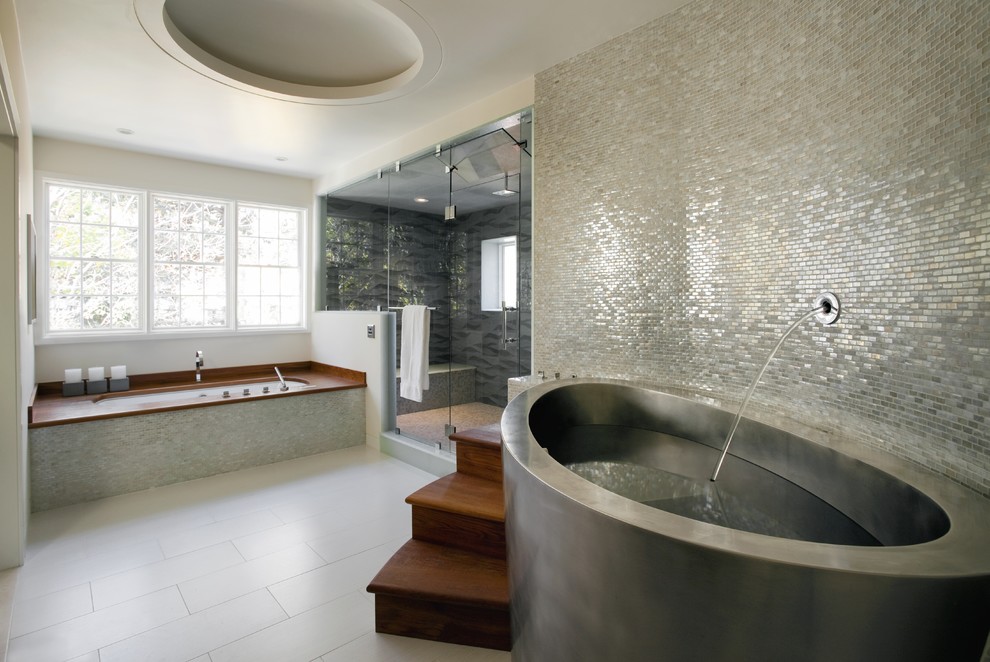 Photo of an expansive contemporary ensuite bathroom in New York.