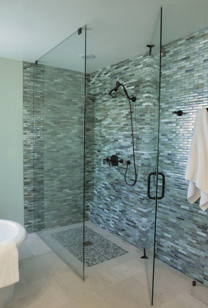 Ispirazione per una stanza da bagno padronale contemporanea di medie dimensioni con doccia aperta, piastrelle di vetro e pavimento in pietra calcarea