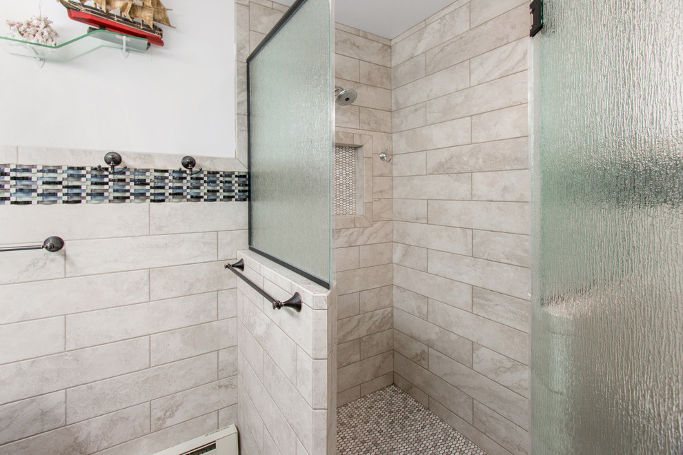 Идея дизайна: главная ванная комната среднего размера в современном стиле с фасадами с утопленной филенкой, темными деревянными фасадами, душем в нише, раздельным унитазом, черной плиткой, синей плиткой, белой плиткой, плиткой мозаикой, белыми стенами, полом из керамической плитки, монолитной раковиной, стеклянной столешницей, бежевым полом и открытым душем