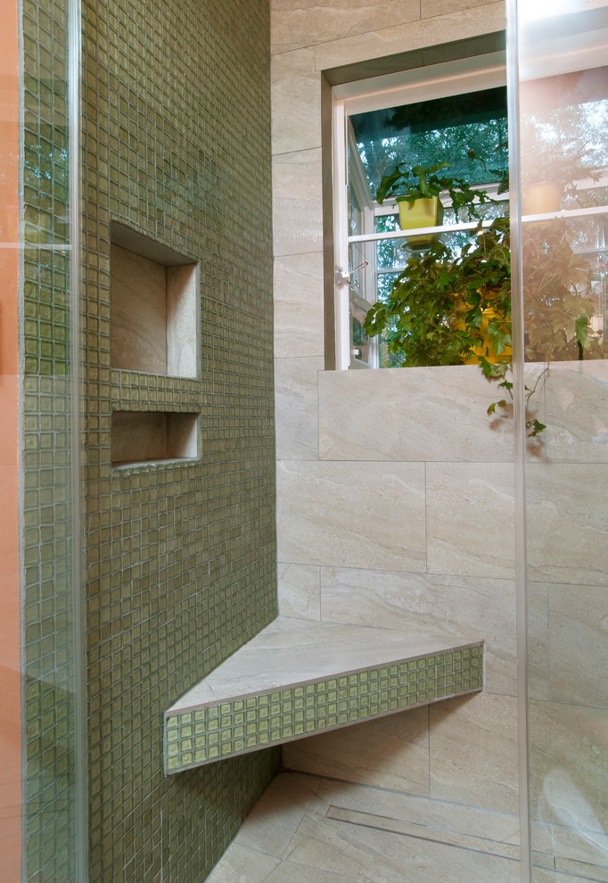Immagine di una stanza da bagno con doccia moderna di medie dimensioni con consolle stile comò, ante verdi, doccia alcova, WC monopezzo, pareti rosa, lavabo a bacinella, pavimento grigio, porta doccia a battente e top verde