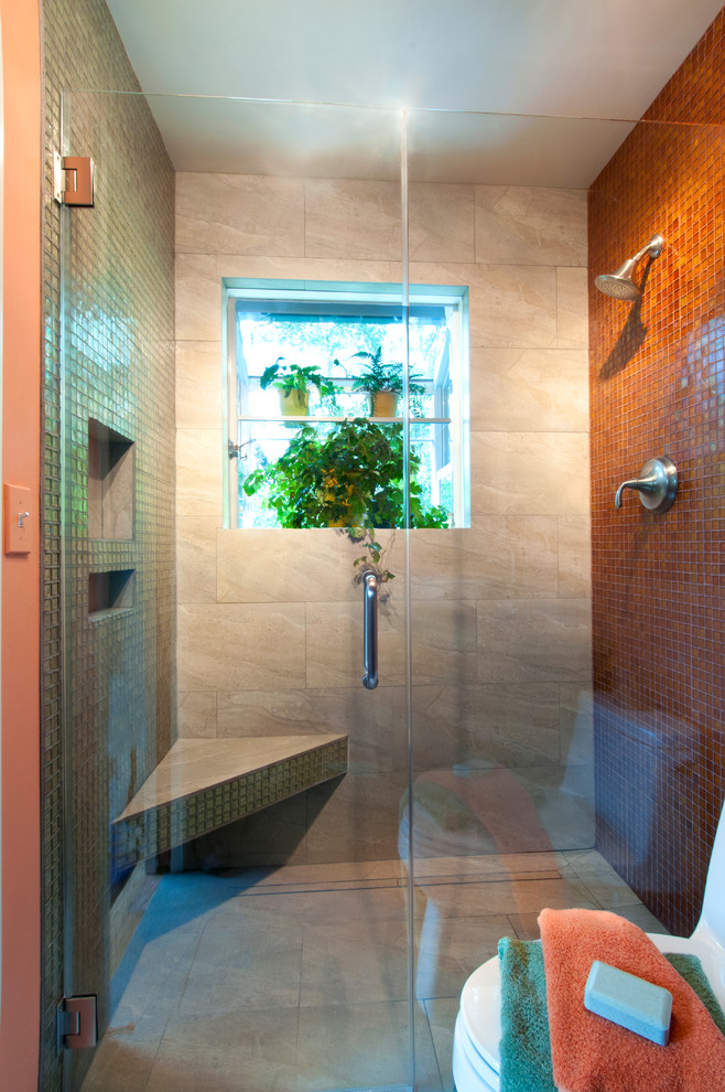 На фото: ванная комната среднего размера в стиле модернизм с фасадами островного типа, зелеными фасадами, душем в нише, унитазом-моноблоком, розовыми стенами, душевой кабиной, настольной раковиной, серым полом, душем с распашными дверями и зеленой столешницей