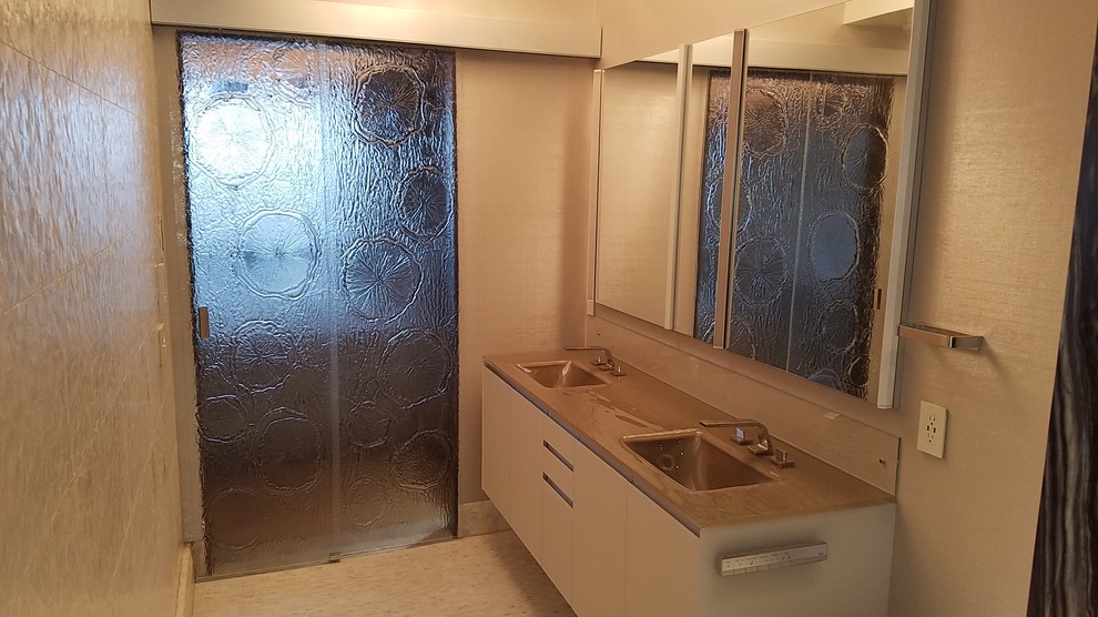Modernes Badezimmer mit Duschnische, Glaswaschbecken/Glaswaschtisch, Schiebetür-Duschabtrennung und grauer Waschtischplatte in Minneapolis
