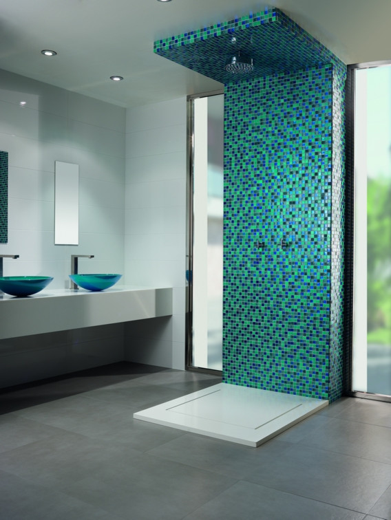 Modernes Badezimmer mit offener Dusche und blauen Fliesen in San Diego