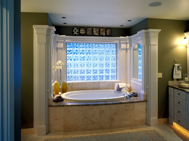 Modern inredning av ett mellanstort en-suite badrum, med ett platsbyggt badkar, beige kakel och gröna väggar