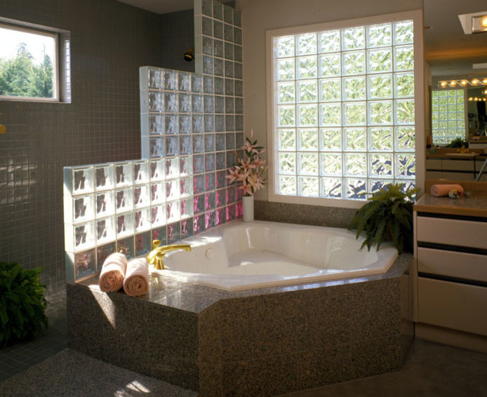Immagine di una stanza da bagno padronale minimalista di medie dimensioni con ante lisce, vasca ad angolo, doccia aperta, piastrelle grigie, piastrelle in gres porcellanato e pareti bianche
