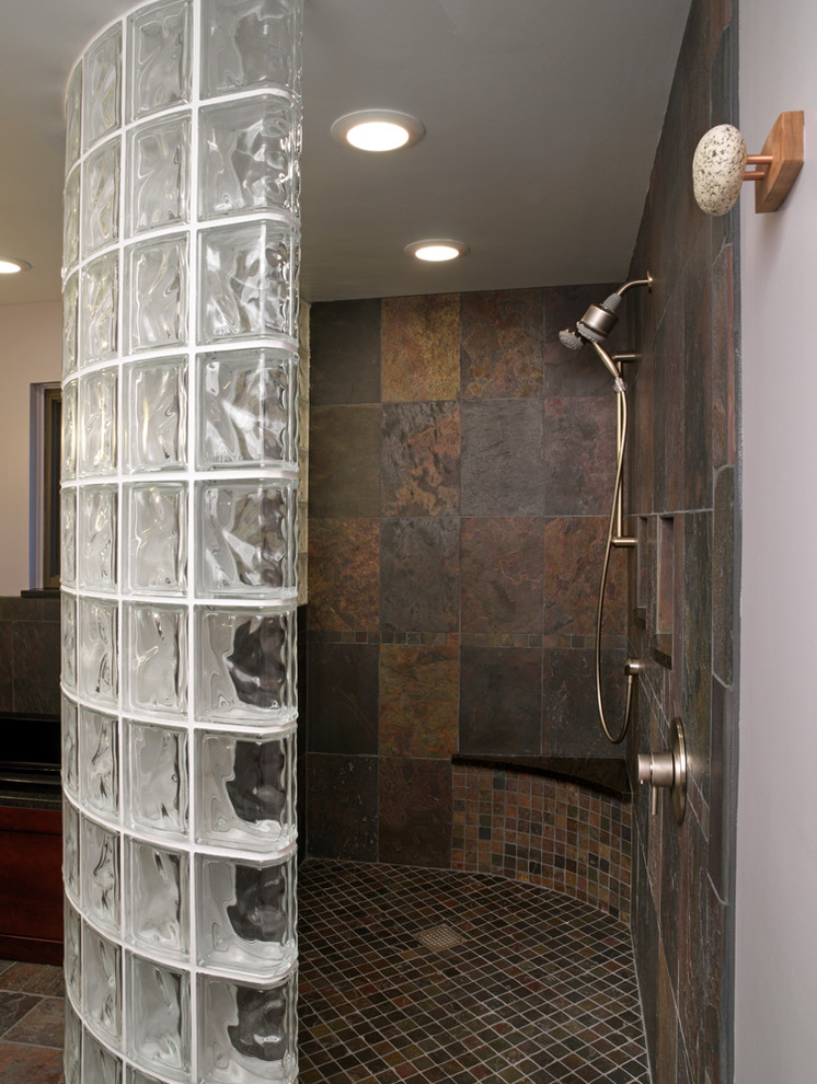 Exemple d'une salle de bain chic avec du carrelage en ardoise.