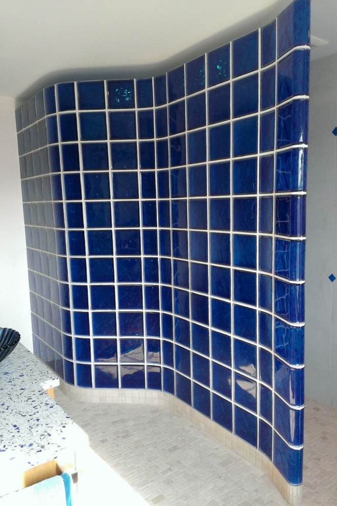 Свежая идея для дизайна: ванная комната в современном стиле с открытым душем - отличное фото интерьера