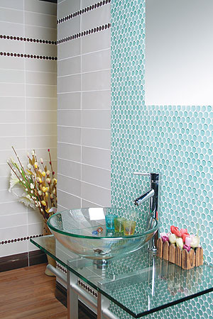 Inspiration pour une salle de bain design avec un carrelage bleu, un carrelage marron, un carrelage gris, un carrelage en pâte de verre, un sol en bois brun, une vasque et un plan de toilette en verre.