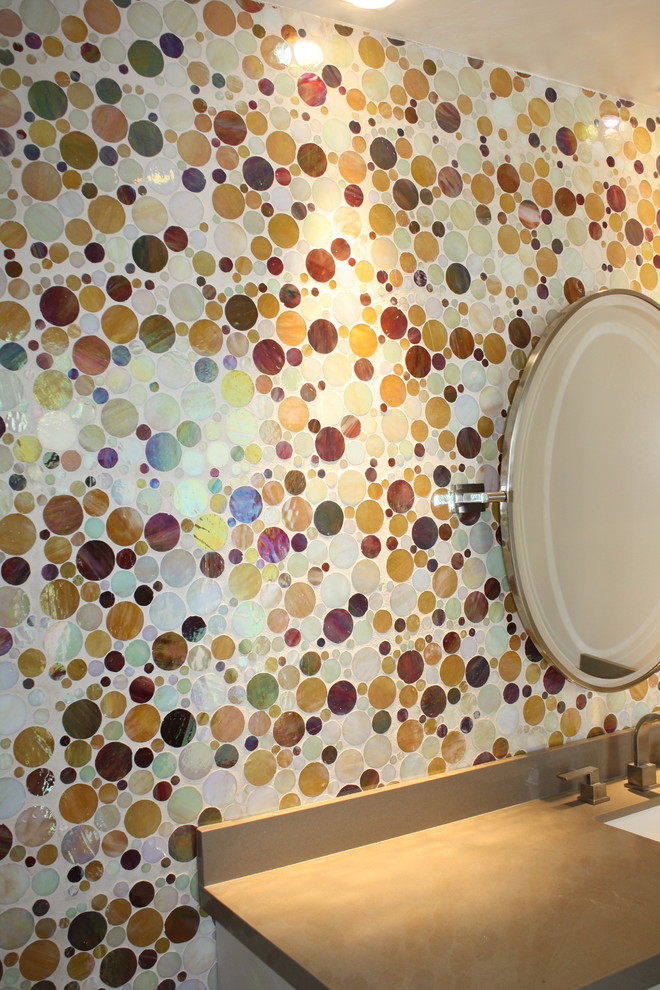 Свежая идея для дизайна: ванная комната в современном стиле с белыми фасадами, коричневой плиткой, оранжевой плиткой, белой плиткой, стеклянной плиткой, разноцветными стенами, врезной раковиной и столешницей из искусственного кварца - отличное фото интерьера