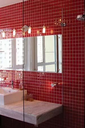 Ejemplo de cuarto de baño principal grande con armarios abiertos, ducha empotrada, baldosas y/o azulejos rojos, baldosas y/o azulejos de vidrio, paredes rojas, lavabo sobreencimera y encimera de mármol