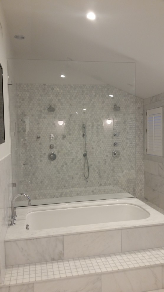 На фото: большая главная ванная комната в современном стиле с серой плиткой, полновстраиваемой ванной, открытым душем, плиткой мозаикой и открытым душем