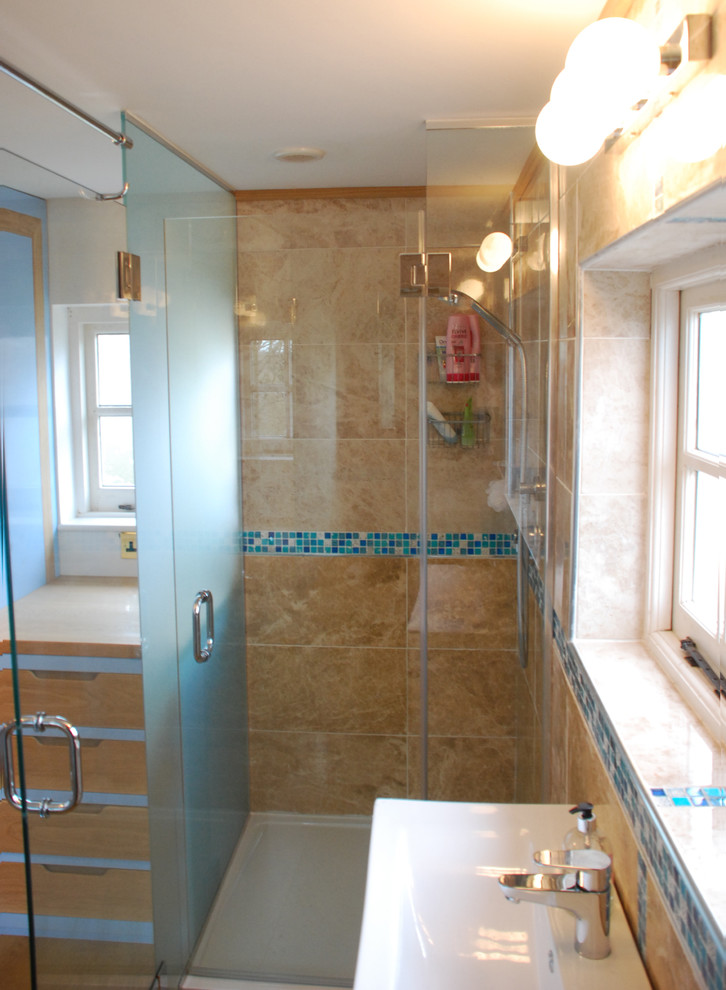 Immagine di una piccola stanza da bagno padronale minimal con consolle stile comò, ante bianche e lavabo a consolle