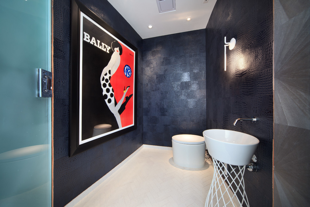 Modelo de cuarto de baño actual con lavabo con pedestal y baldosas y/o azulejos negros