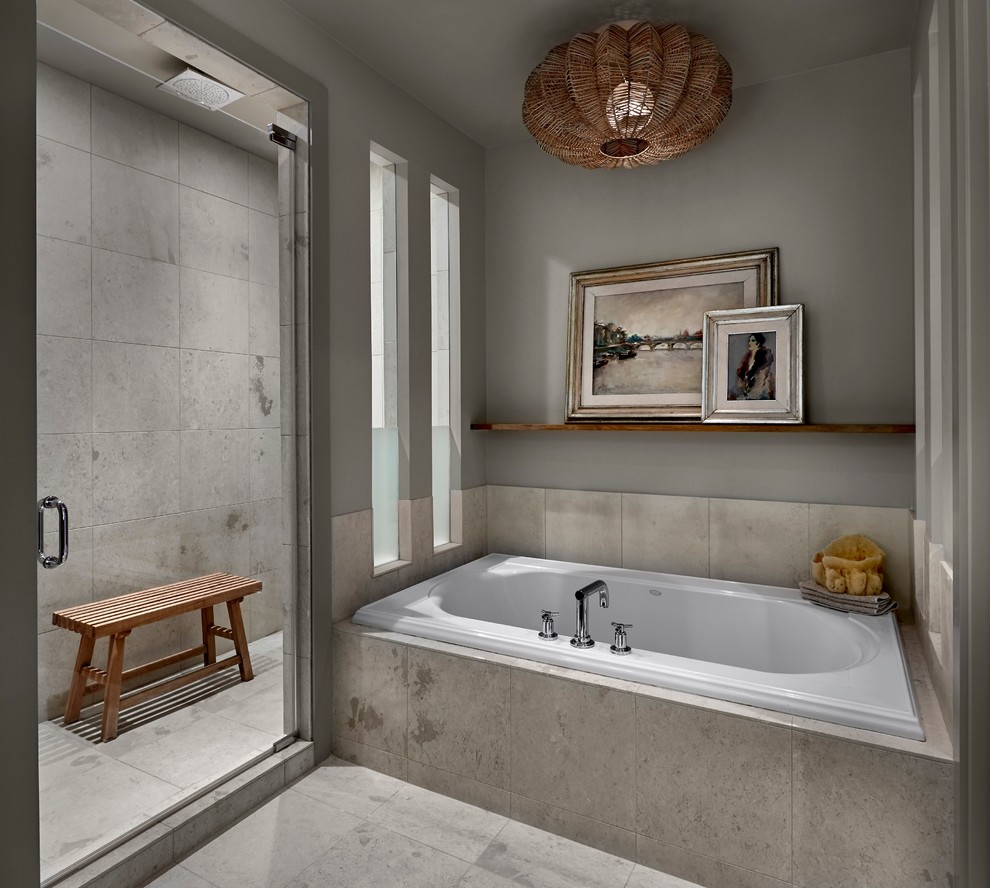 Imagen de cuarto de baño principal actual grande con bañera encastrada, ducha empotrada, paredes grises y suelo de baldosas de cerámica