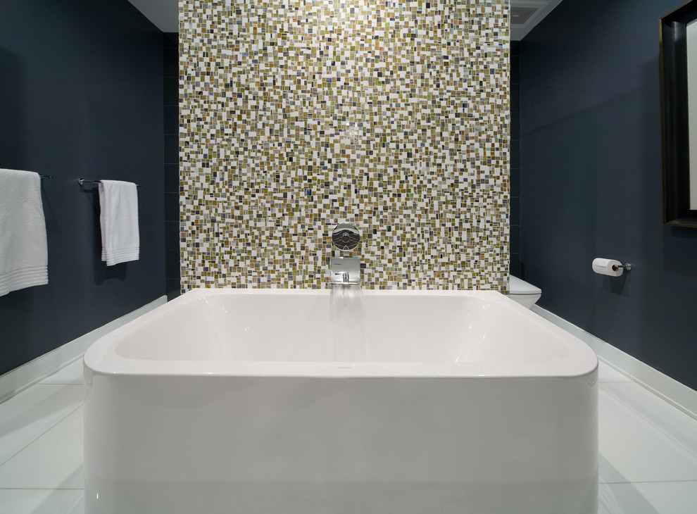 Idee per una stanza da bagno contemporanea con vasca freestanding e piastrelle multicolore