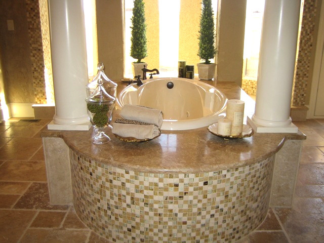 Idee per una grande stanza da bagno padronale classica con vasca da incasso, piastrelle beige, piastrelle in ceramica, pareti beige e pavimento in travertino