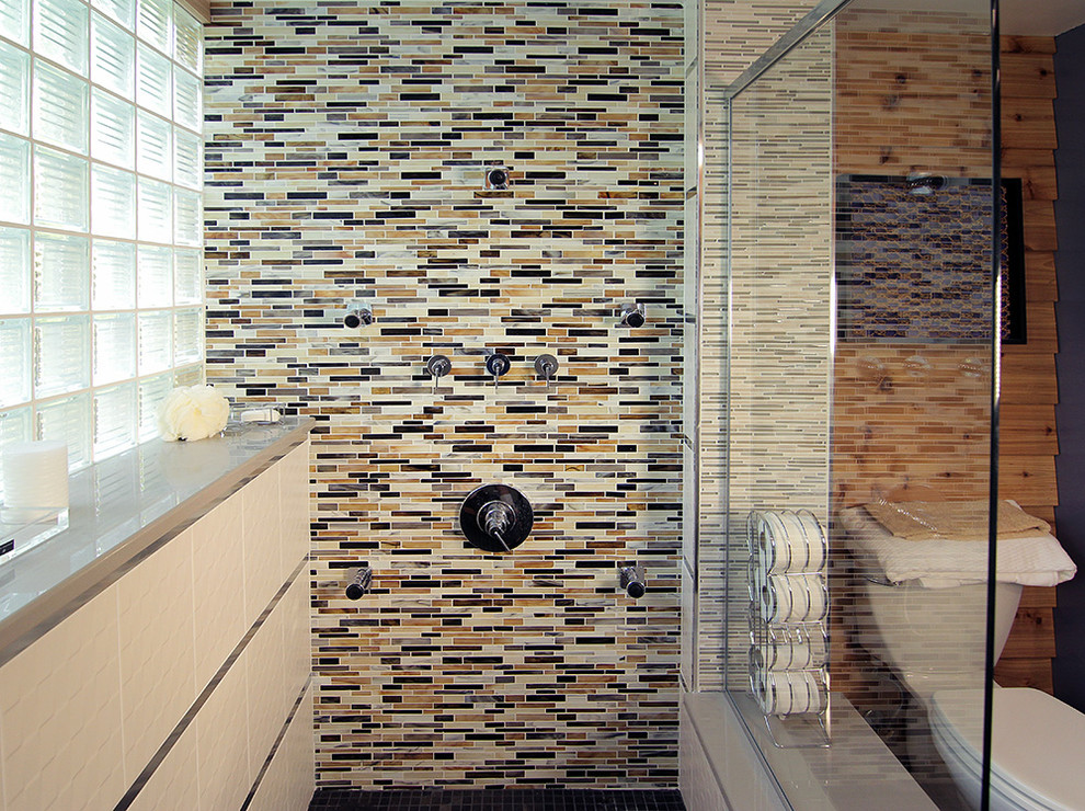 Foto di una stanza da bagno padronale boho chic di medie dimensioni con doccia alcova, piastrelle beige, piastrelle marroni, piastrelle grigie, piastrelle bianche e piastrelle a listelli