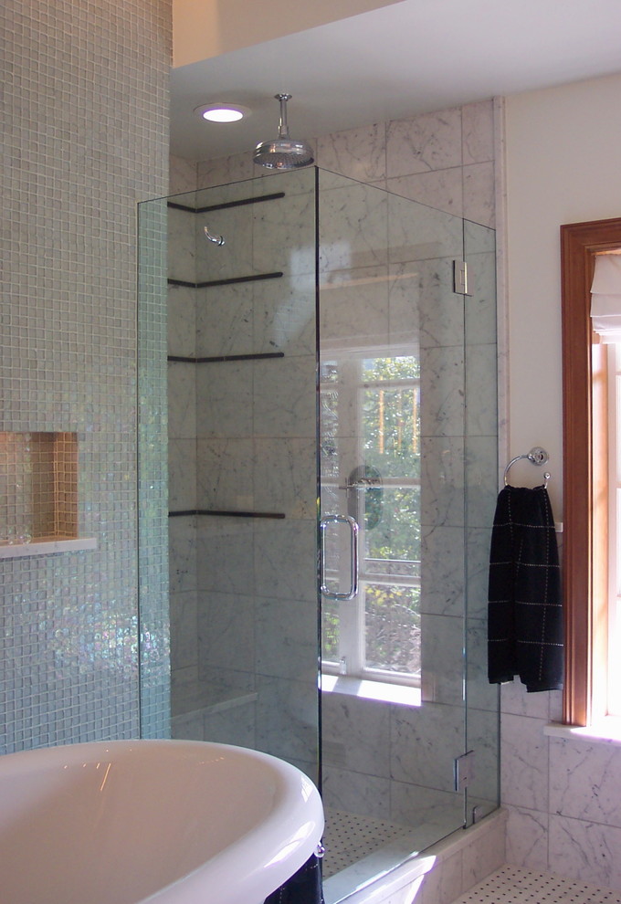 Источник вдохновения для домашнего уюта: главная ванная комната среднего размера в современном стиле с отдельно стоящей ванной, угловым душем, плиткой из листового стекла и полом из мозаичной плитки
